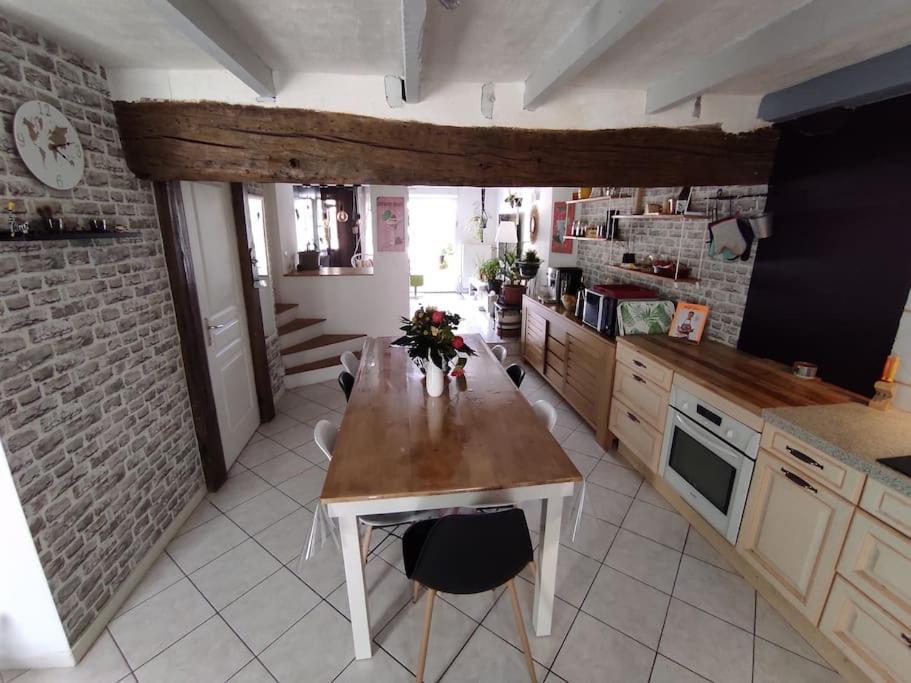 Chaleureuse Maison De Ville Avec Parking Gratuit 希农 外观 照片
